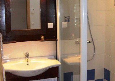 House for rent in Brittany - groundfloor bathroom with toilet